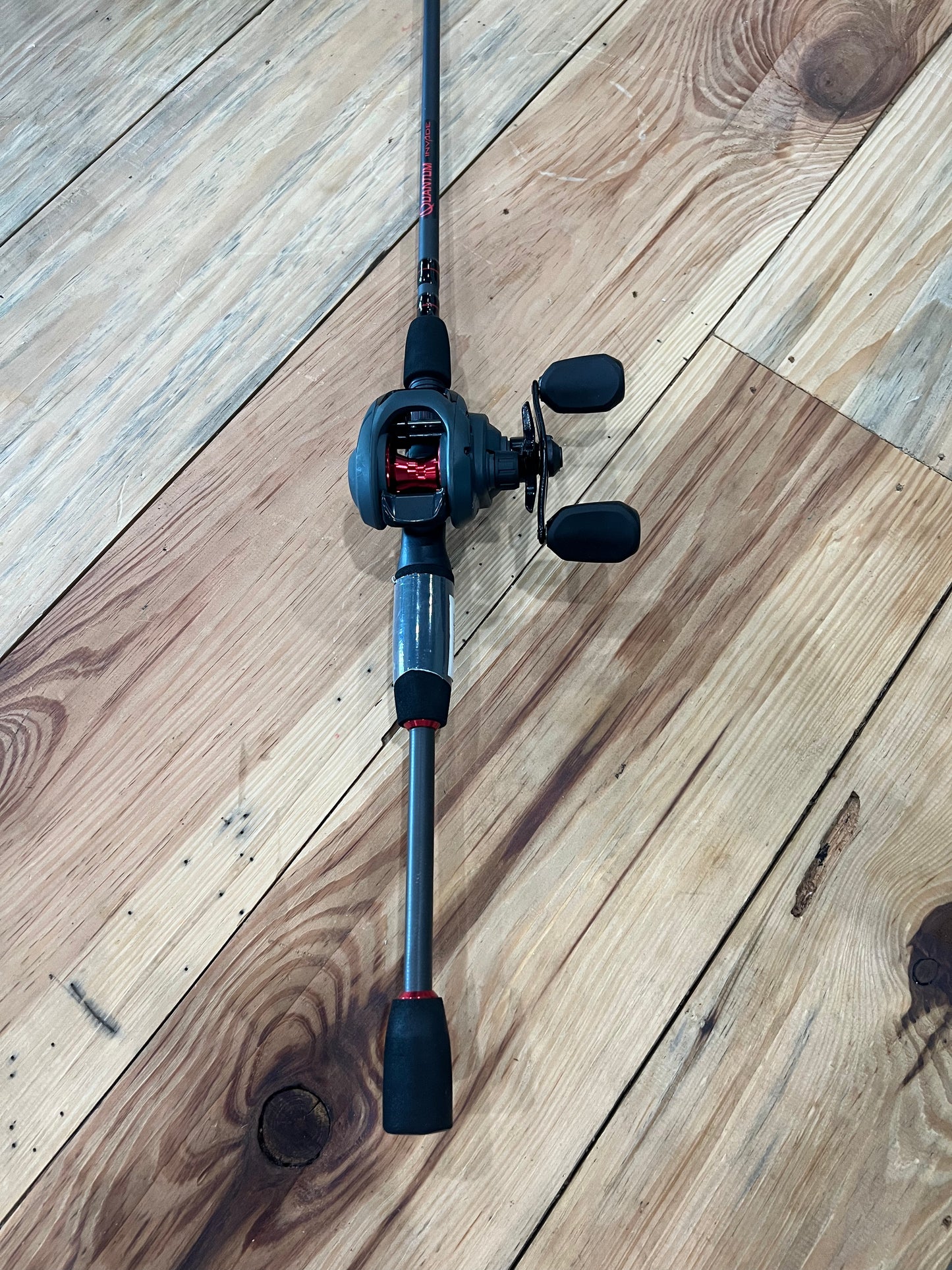 QUANTUM Invade Baitcaster